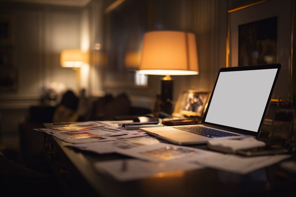 How to Choose the Right Portable Travel Lamp for Working in Dim Hotel Rooms?