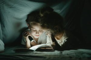 What can children learn from using flashlights for kids ？