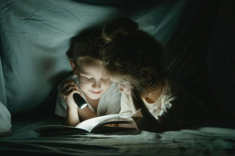 What can children learn from using flashlights for kids ？